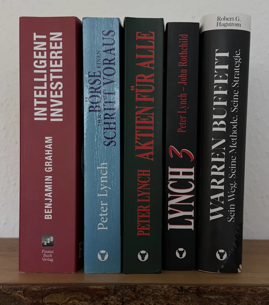 Bücherregal in Lesereihenfolge: Intelligent Investieren von Benjamin Graham, Der Börse einen Schritt voraus, Aktien für alle und Lynch 3 von Peter Lynch, Warren Buffett von Robert G. Hagstrom
